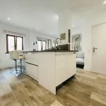 Summer Breeze Apartment, In The Historic Centre Of Lejlighed