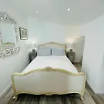 Summer Breeze Apartment, In The Historic Centre Of Lejlighed