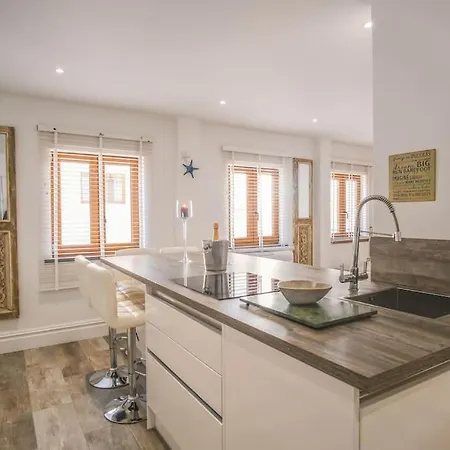 Summer Breeze Apartment, In The Historic Centre Of