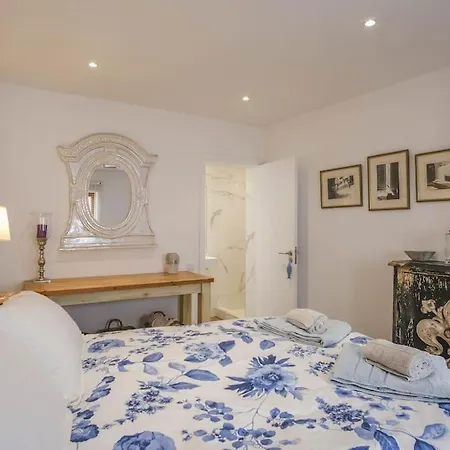 Summer Breeze Apartment, In The Historic Centre Of Apartment Lagos